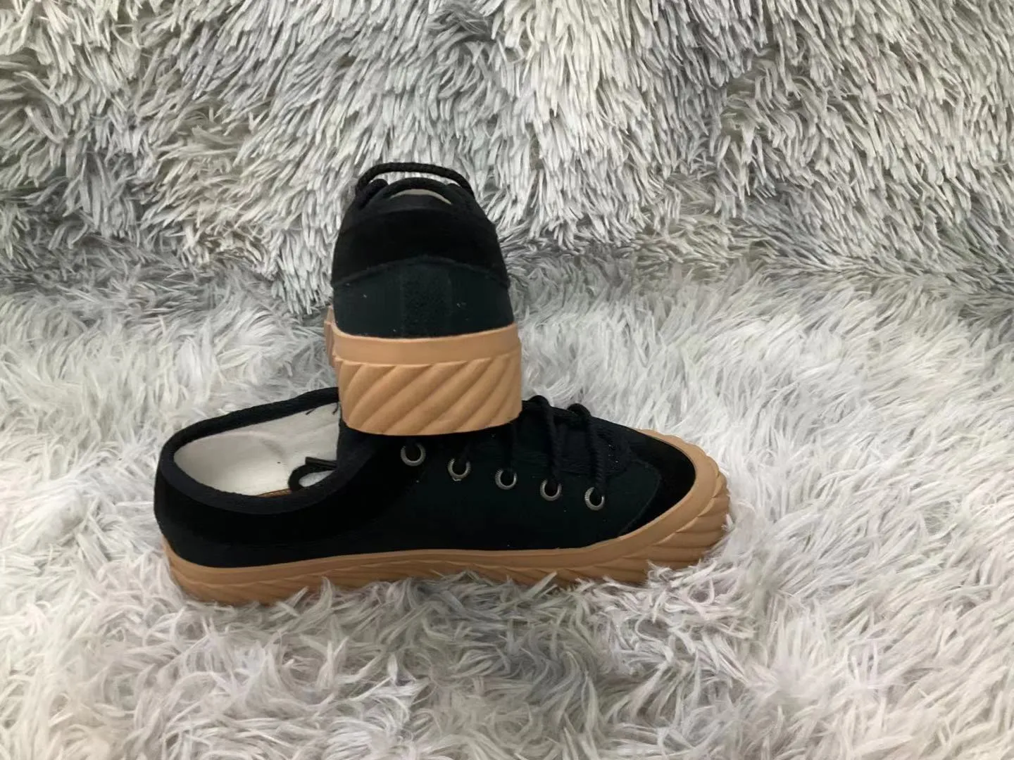 👟👟Ex-factory price 440👟👟 2023 Gucci casual sneakers, top version! 🌸1:1 reproduction. New model for early spring, creating a perfect style💣💣💣street style🔥🔥🔥cool and trendy C-level fashionable outfit with retro and futuristic feel🌹🌹🌹classic shoe shape + British color matching design, super attractive. All kinds of leather splicing, original reverse mold last, imported high-end knitting needle jacquard fabric showing exquisite texture! Open mold to customize high-density outsole. Comes fully packaged. Size: Female 35-41 Male 39-46